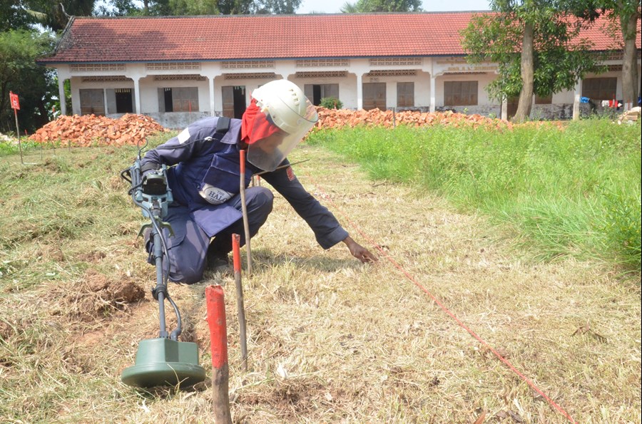 A DFID-funded deminer working at Ponleachey School.