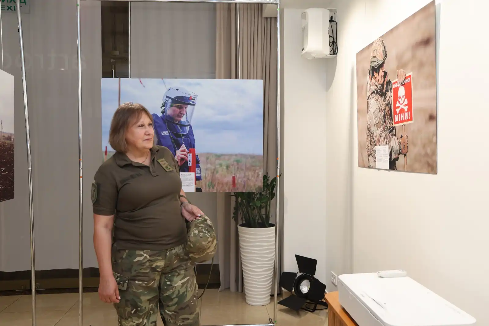 Rozminuvalnytsia vidviduvachka spohliadaie portrety heroin vystavky