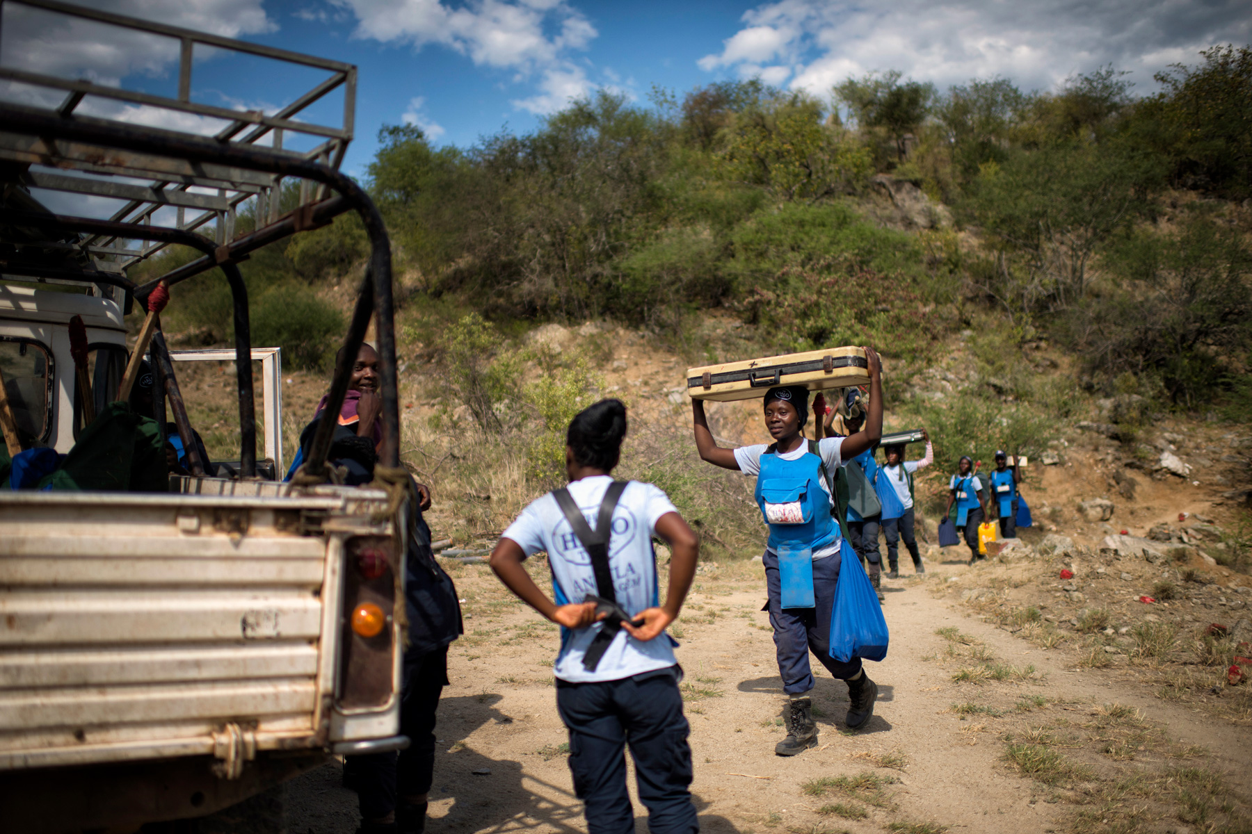 carrying-kit-100-women-Kanenguerere-angola-halo-trust