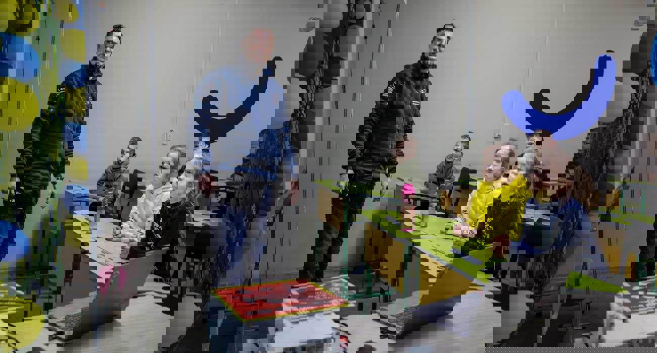 Спеціаліст х мінної просвіти навчає дітей безпечній поведінці при зустрічі з мінами