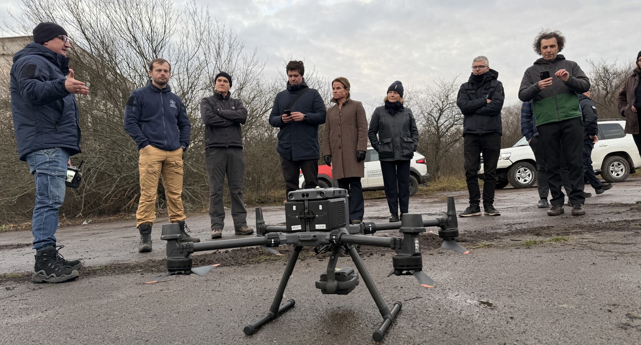 Гості готуються до запуску дрона і спілкуються про застосування нових технологій в програмі