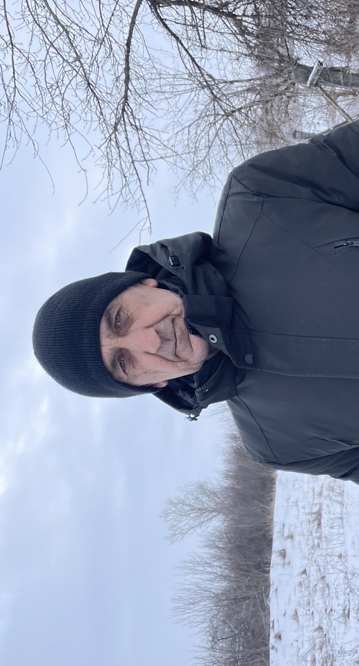 Валерій Миколайович на фоні засніженого поля