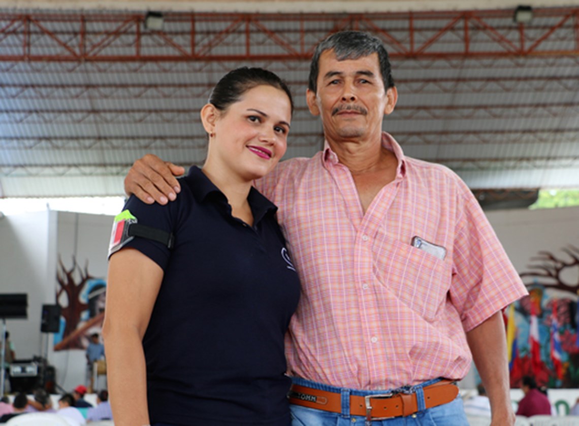 Claudia Morales, Oficial de Entregas de Tolima con su padre, Arcadio, quien está muy orgulloso de su trabajo .