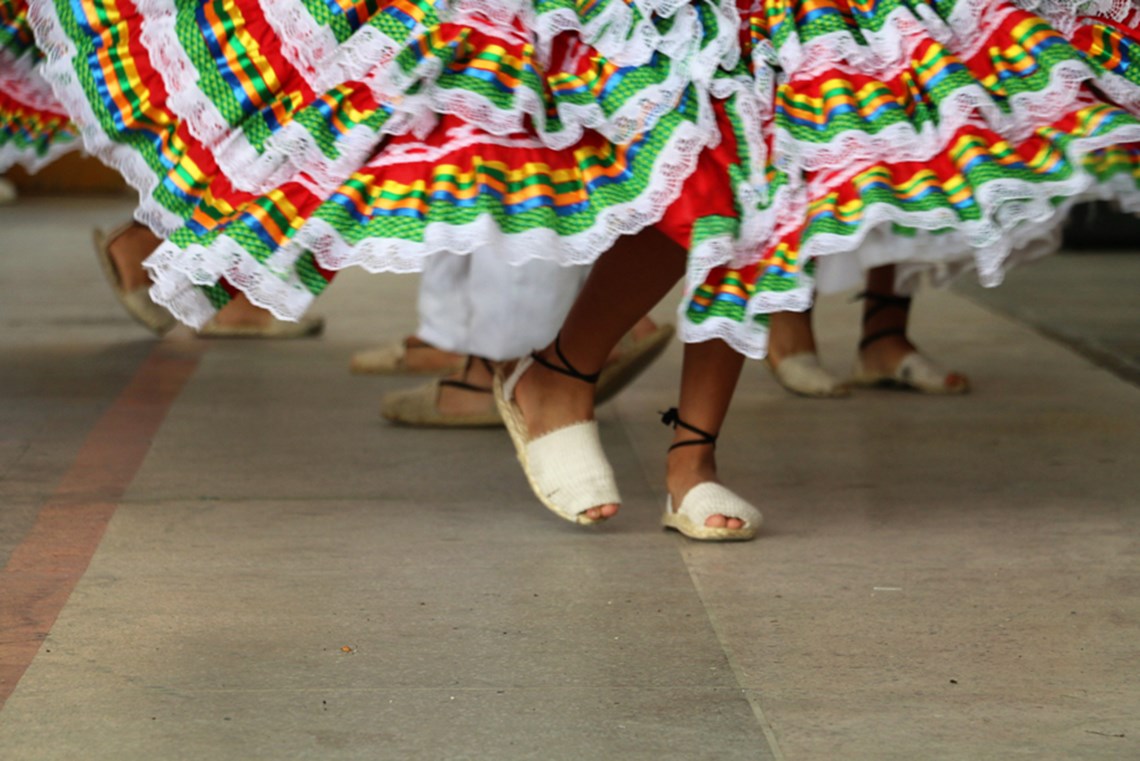 Baile Canta un Pijao con vestido tradicional .