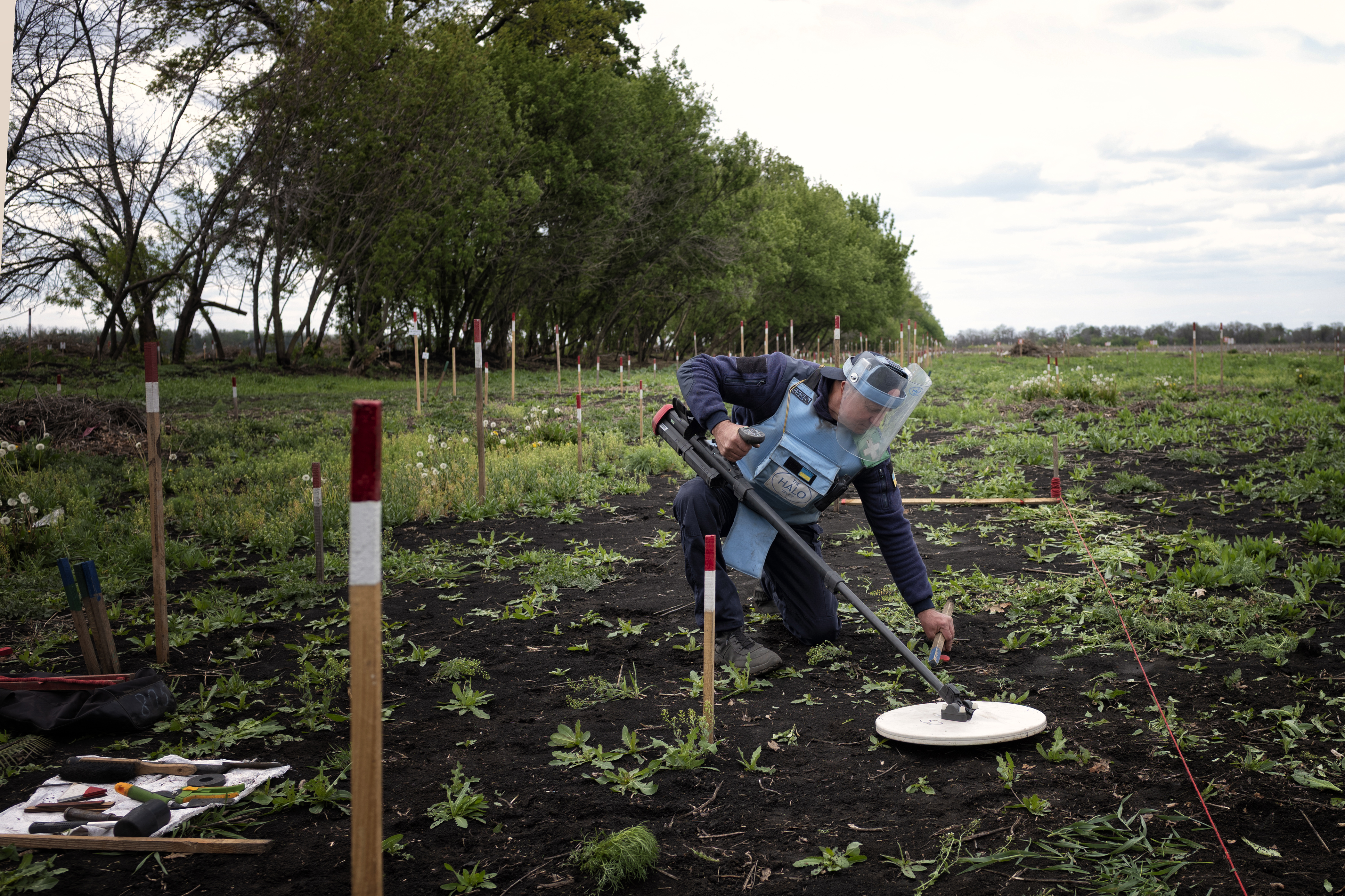deminer-with-detector-on-mykolaivka-minefield-20250508B011
