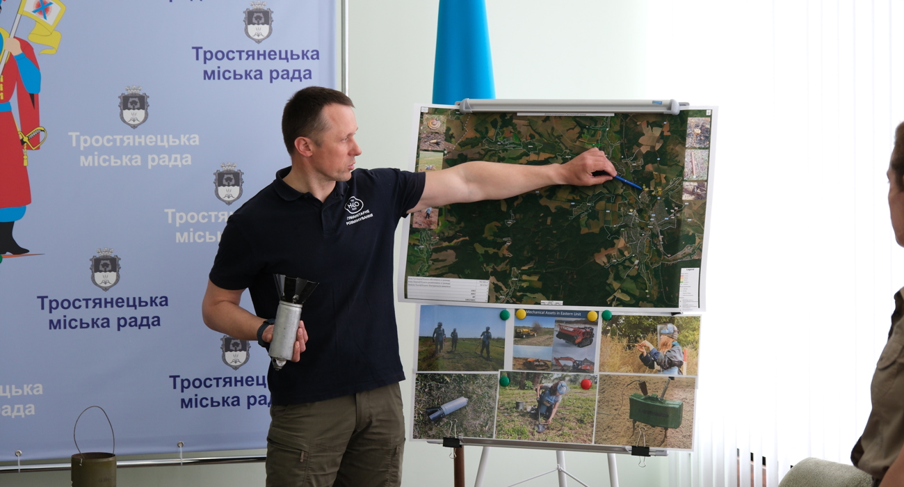 Представник ХАЛО демонструє приклад типових знахідок під час розмінування на ділянках 