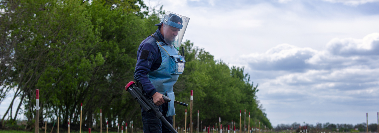 Демінер з детектором проводить розмінування нга Миколаївщині