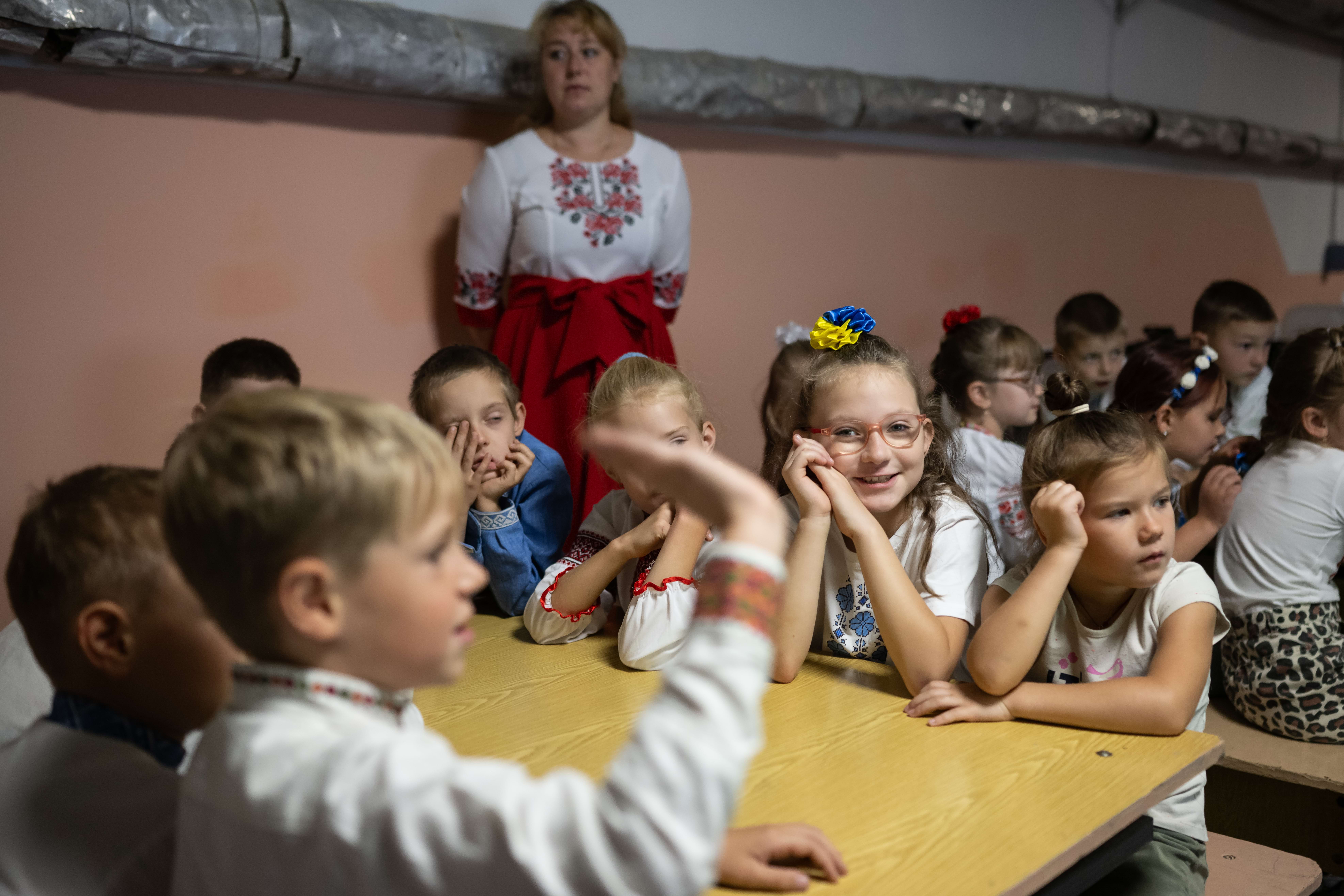 Діти з вчителем у класі під час навчання безпечній поведінці при зустрічі з боєприпасами