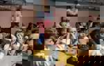 Діти з вчителем у класі під час навчання безпечній поведінці при зустрічі з боєприпасами
