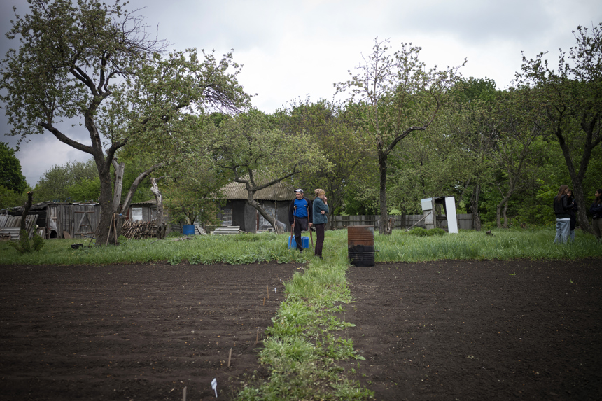 Сергій та Таїсія біля городу
