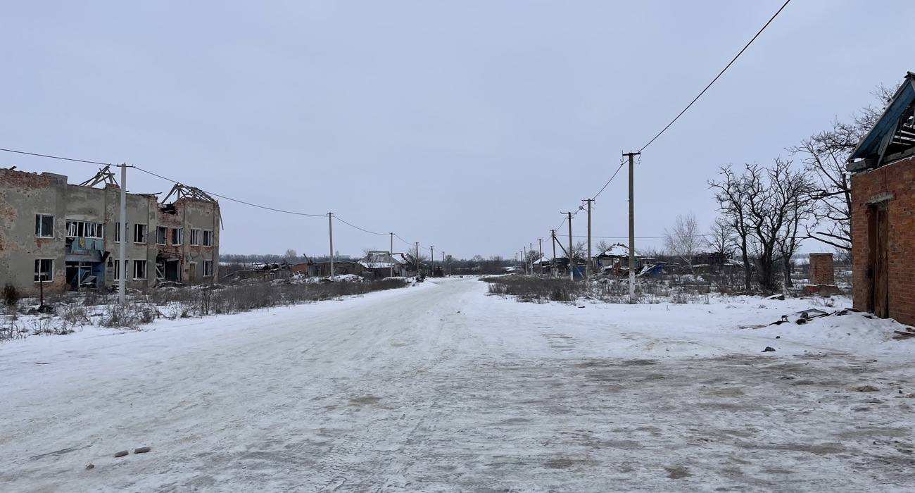 Вигляд однієї з розбитих сільських вулиць