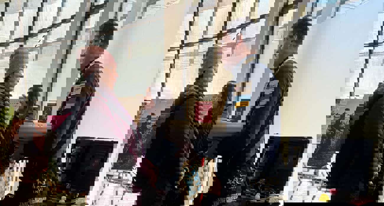 Спеціаліст з інформування про мінну небезпеку HALO спілкується з відвідувачкою