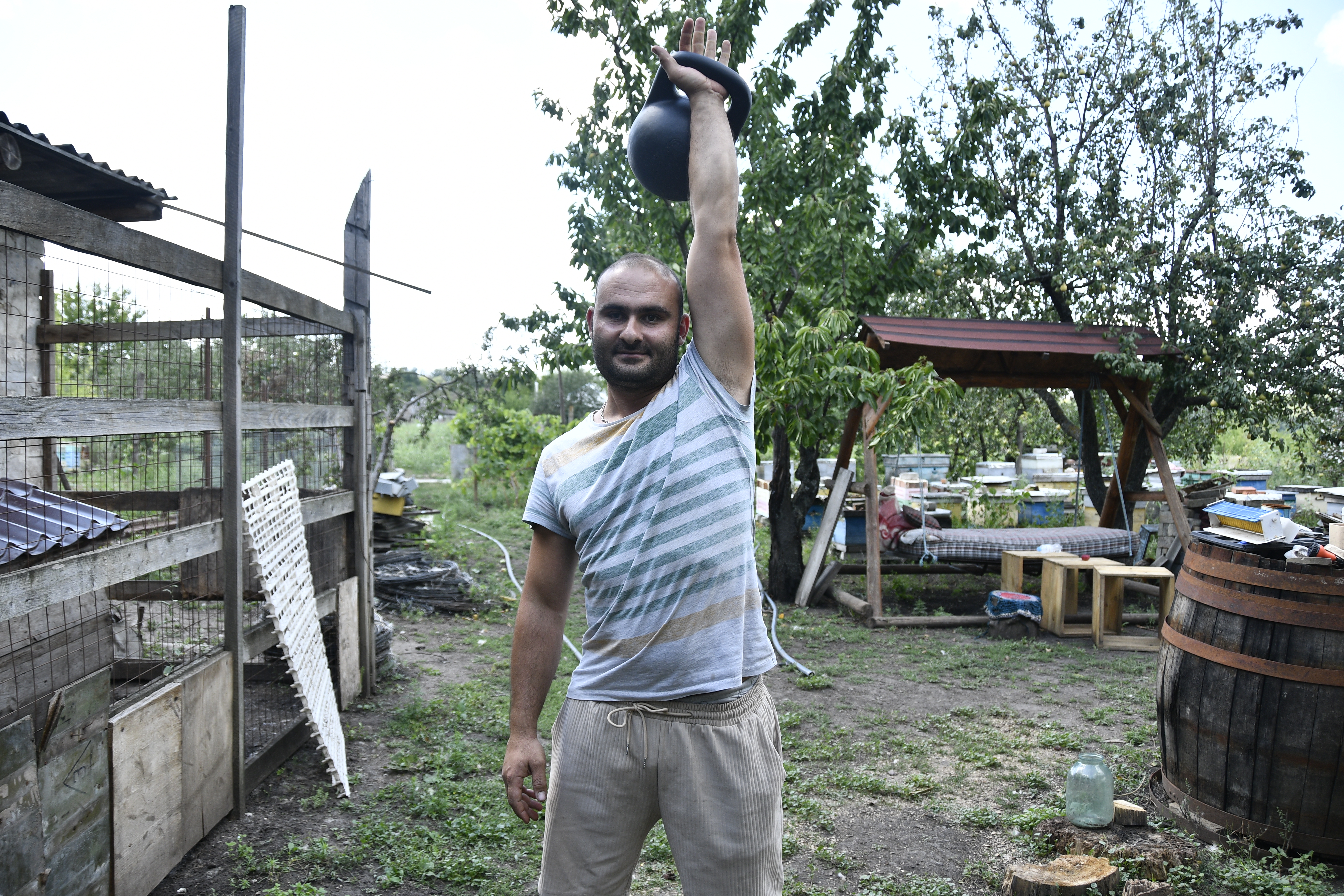 Arutyun holds a kettlebell with one arm over his head. He is a three-time Ukrainian kettlebell champion.