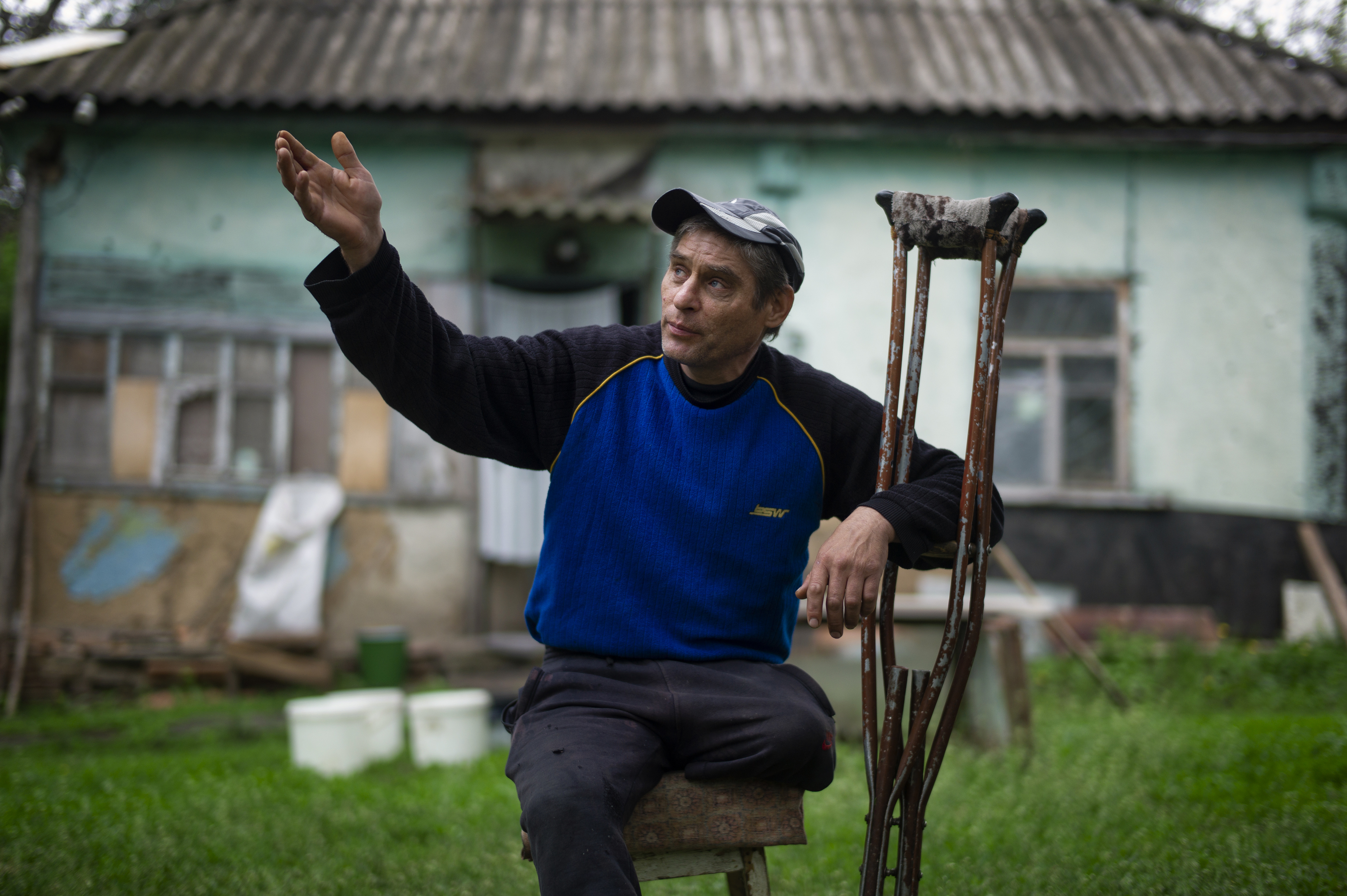 «Я не зможу повернути ногу, але принаймні хочу, щоб інші були в безпеці».  Село Миколаївка – все ще в зоні ризику