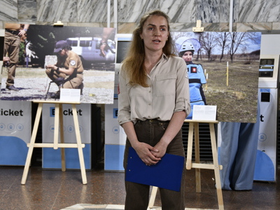 Валерія Шумська промовляє вступне слово під час відкриття фотовиставки
