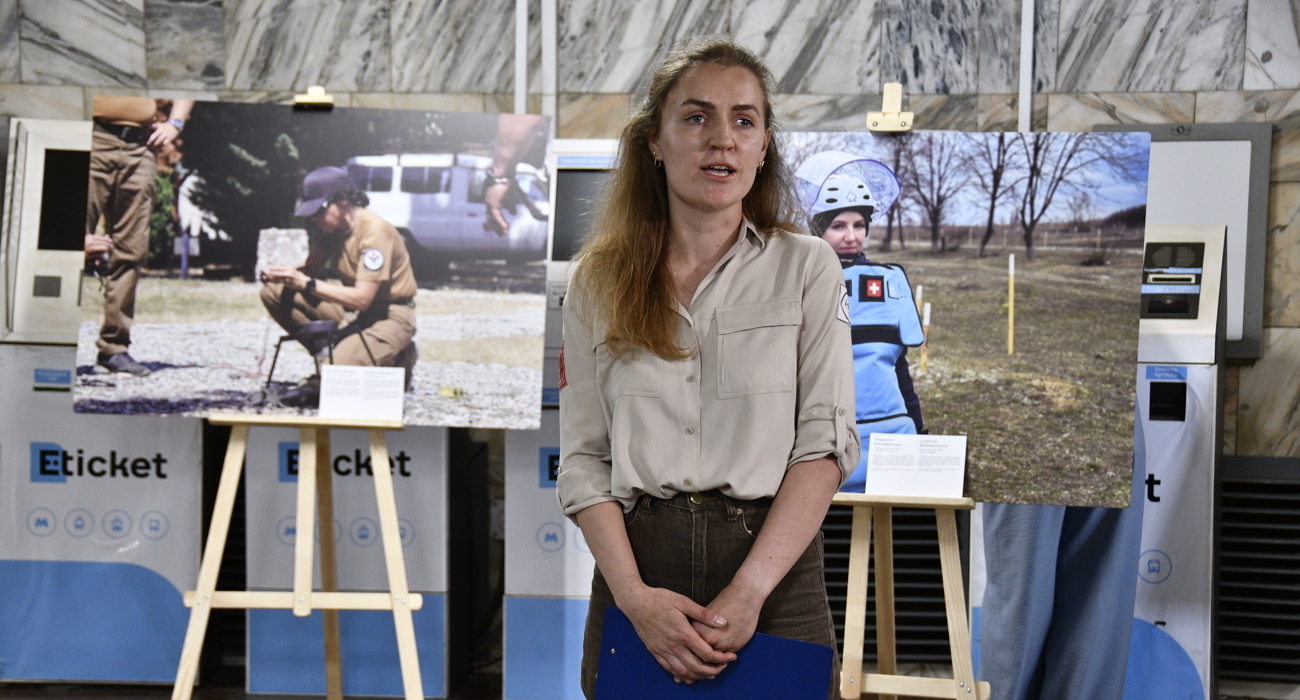 Валерія Шумська промовляє вступне слово під час відкриття фотовиставки