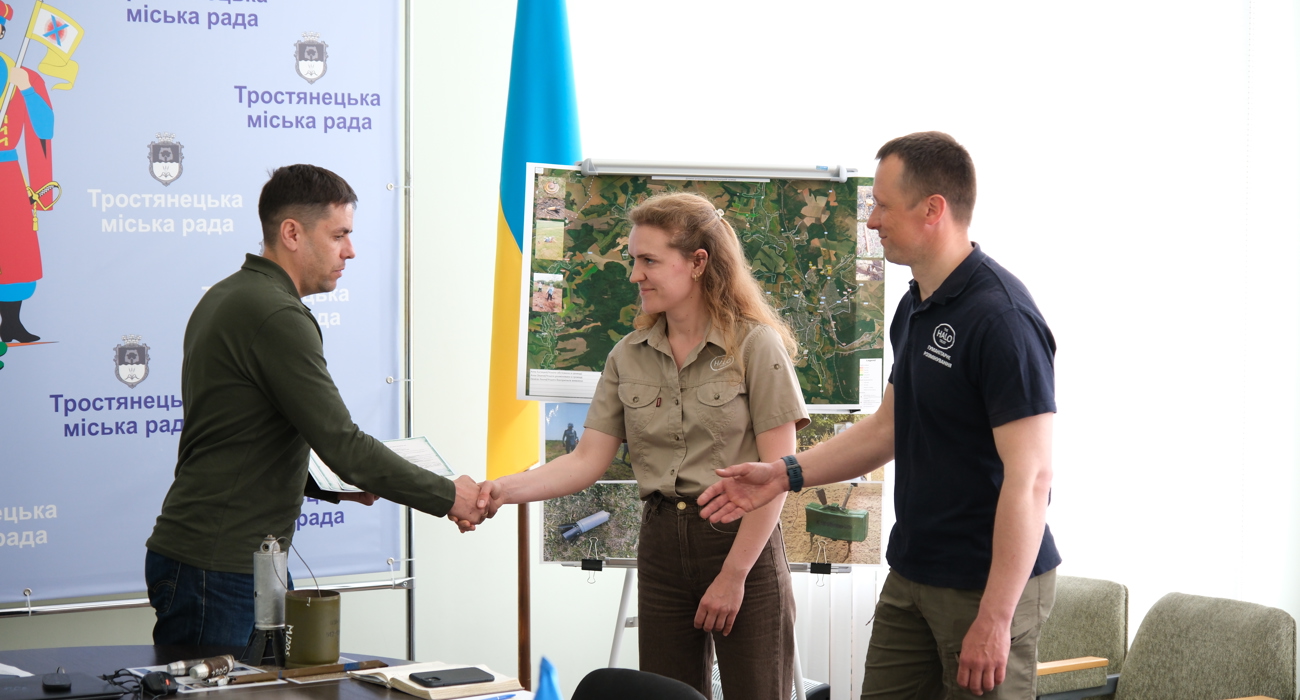 Заступник міського голови тисне руку представникам ХАЛО після передачі сертифікатів