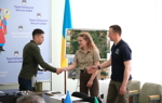Заступник міського голови тисне руку представникам ХАЛО після передачі сертифікатів