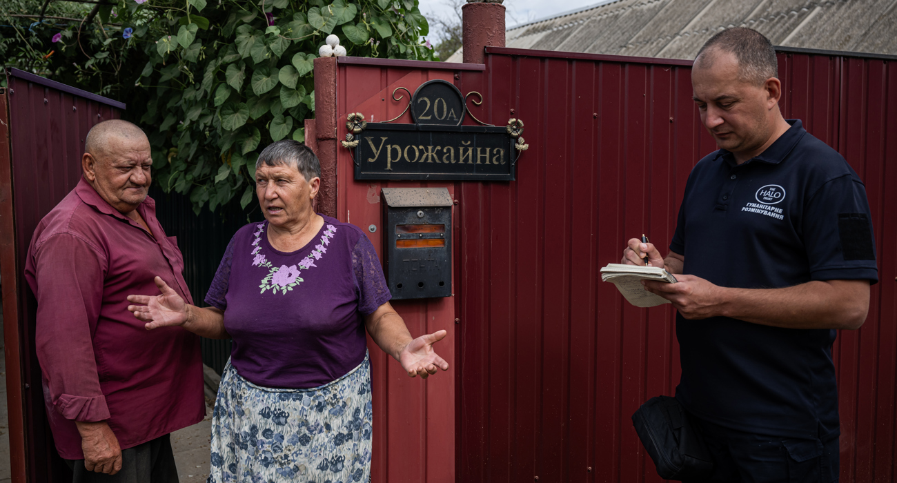 Місцеві жителі діляться з експертом з розмінування інформацією про мінну загрозу в населеному пункті