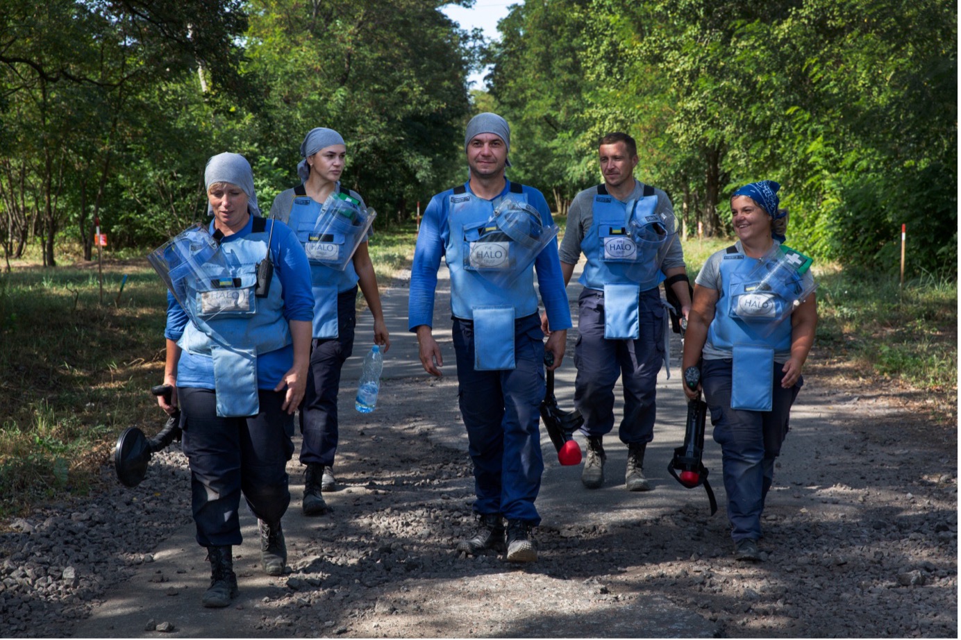 Demining-Team-Zolotynka-Village-Chernihiv-Oblast-Credit-The-HALO-Trust-Tom-Pilston-1