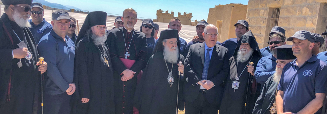 Former Israeli President, Reuven Rivlin, stands with a large group 