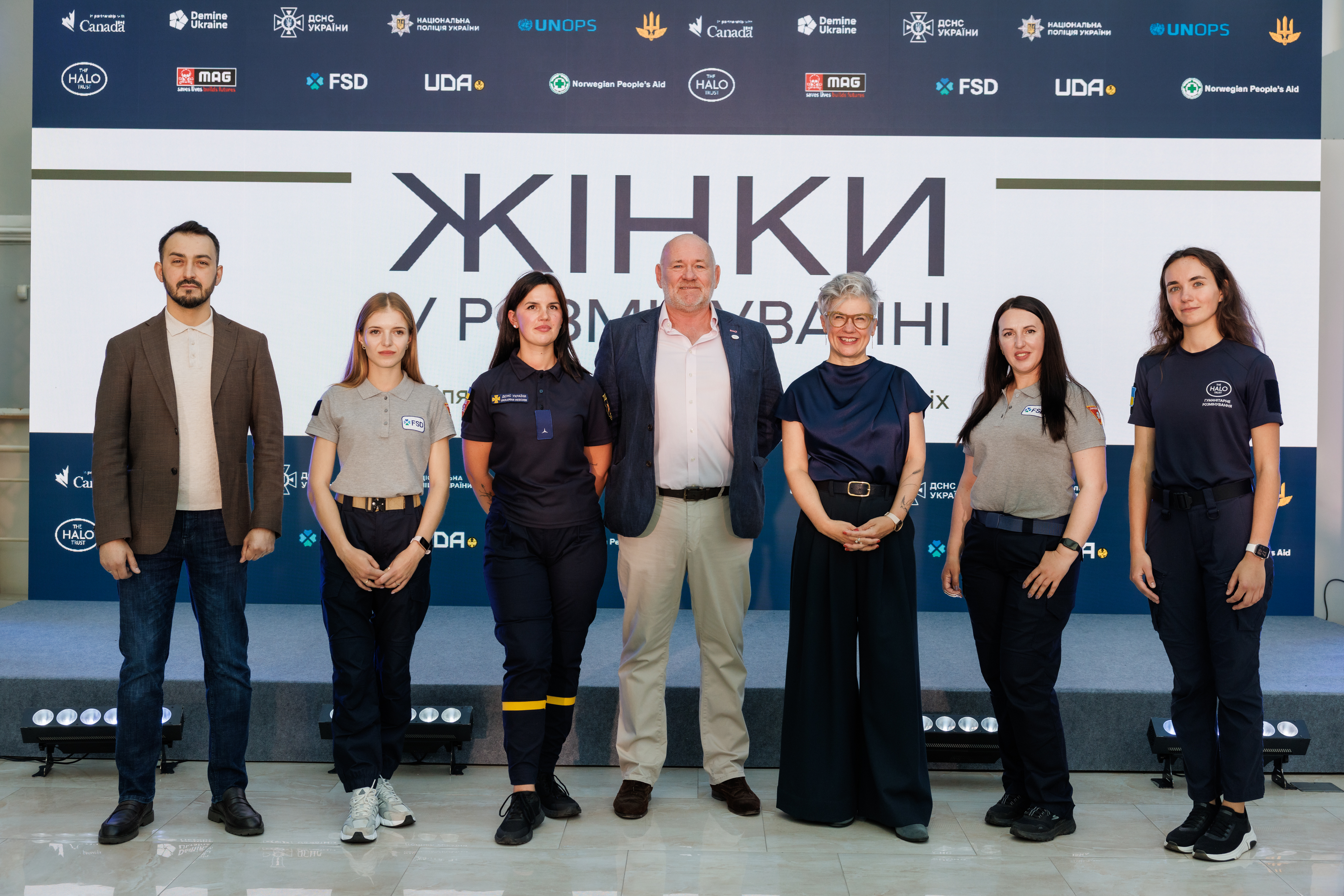 7. Pete Smith and guests of the exhibition