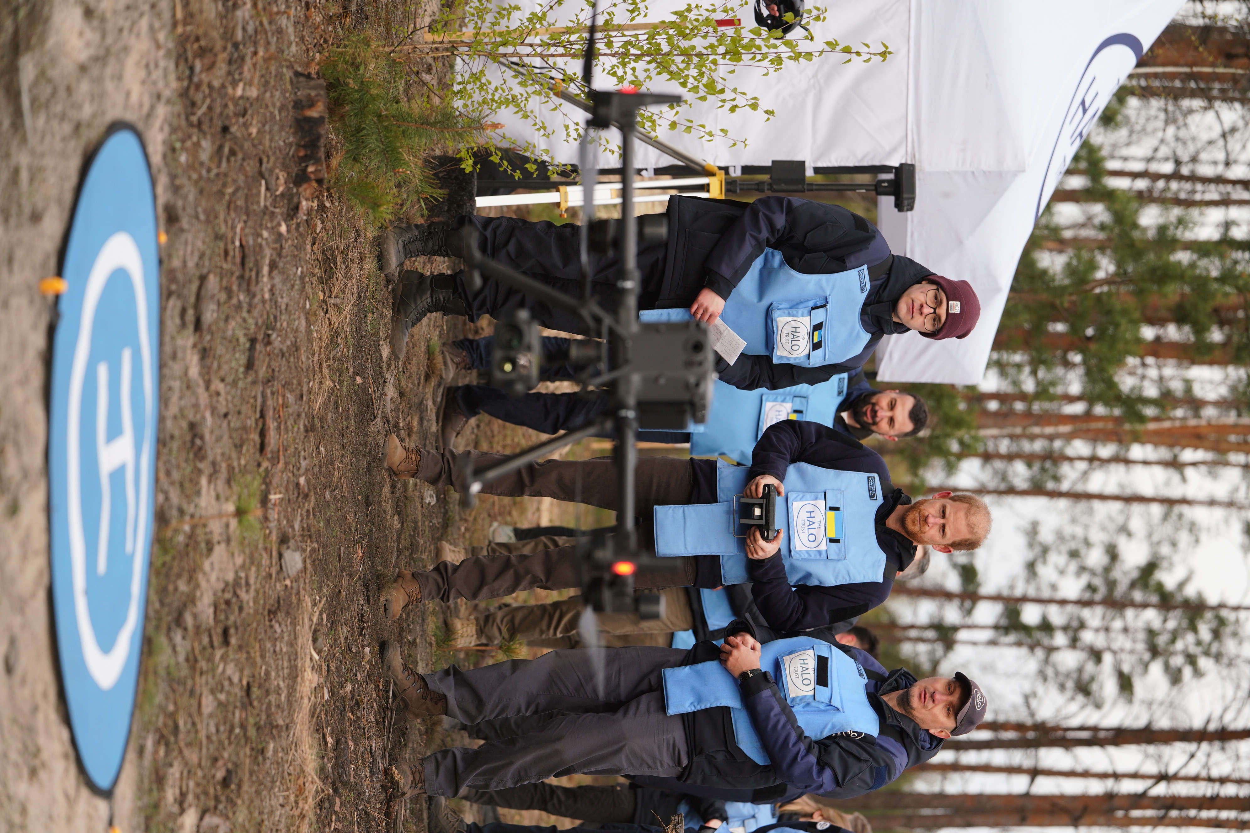 Prince Harry upravliaie dronom pid chas vizytu do HALO Ukraine