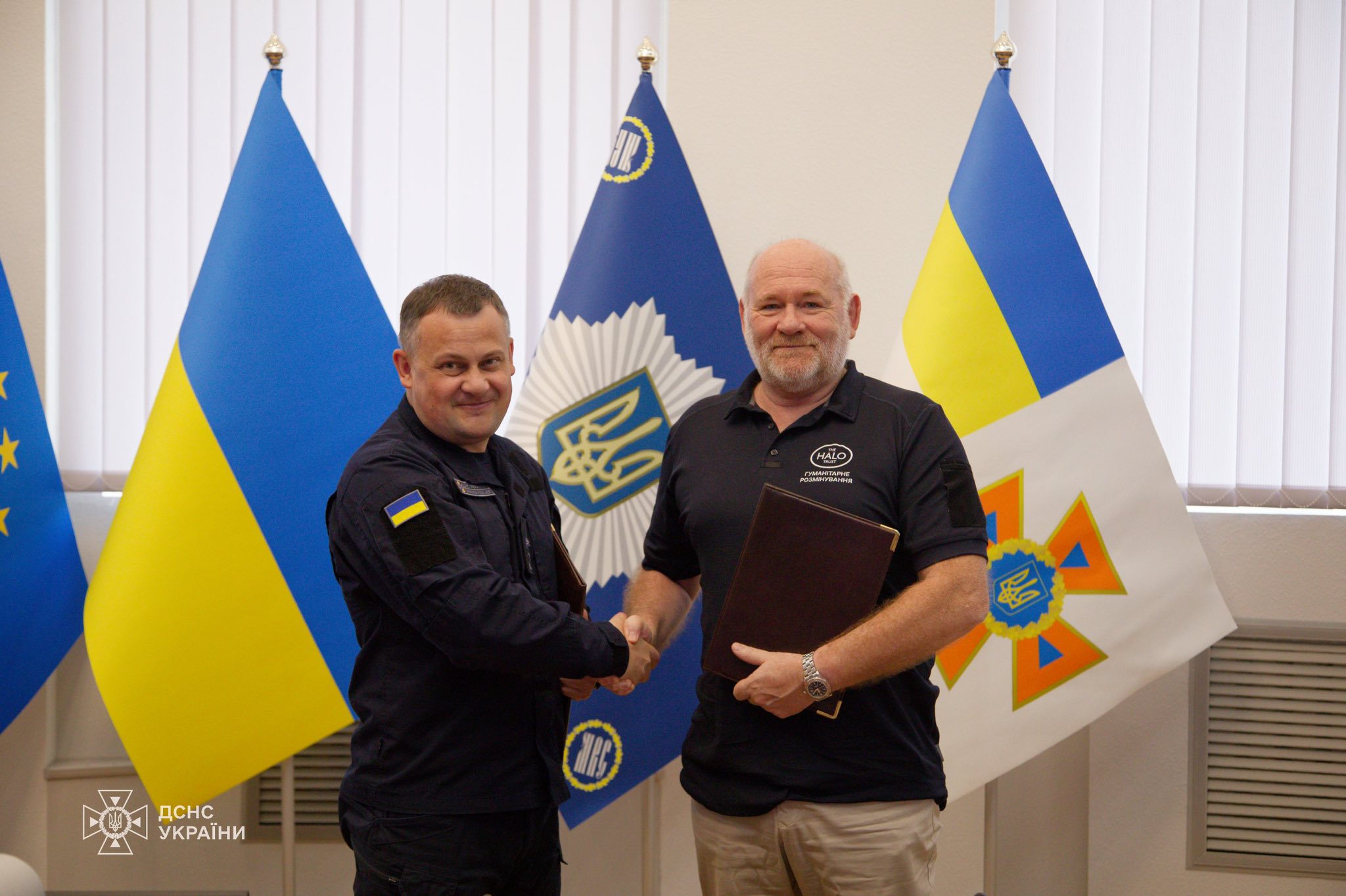 4. Holova HALO Ukraina, Pete Smith, ta SESU, Andrii Danik, shake hands at the ceremony of signing the Memorandum of cooperation