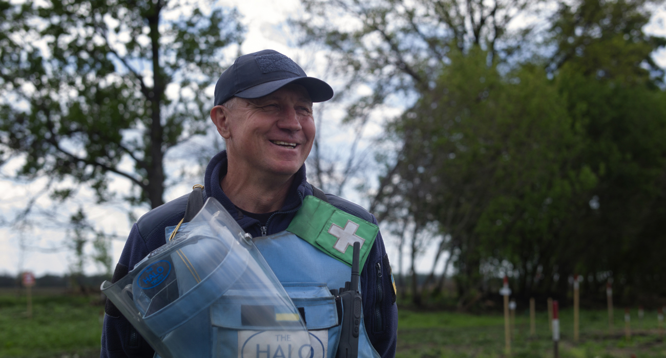 В'ячеслав посміхається під час роботи в полі