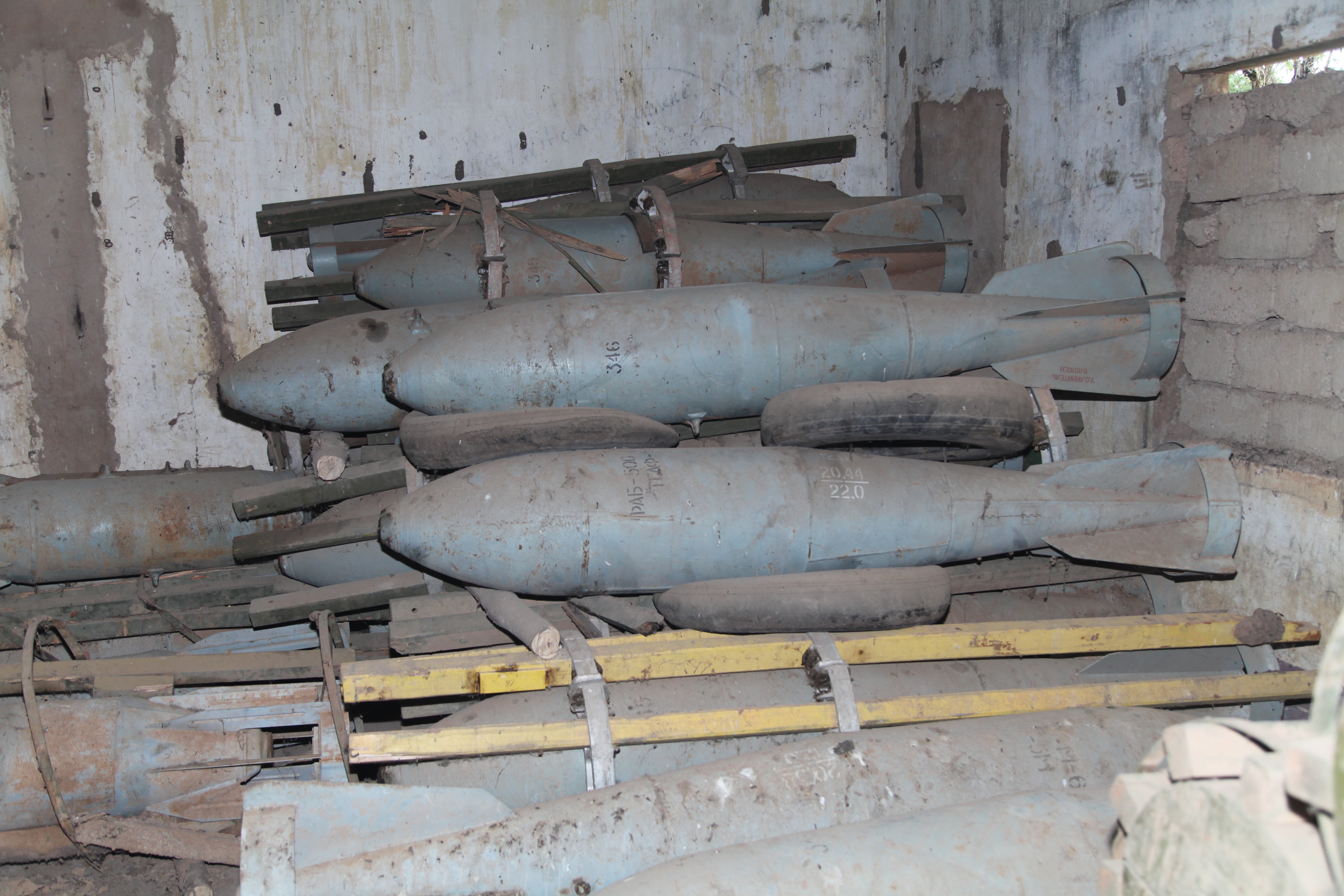 500kg-aircraft-bombs-nhala-35611543304-o.jpg