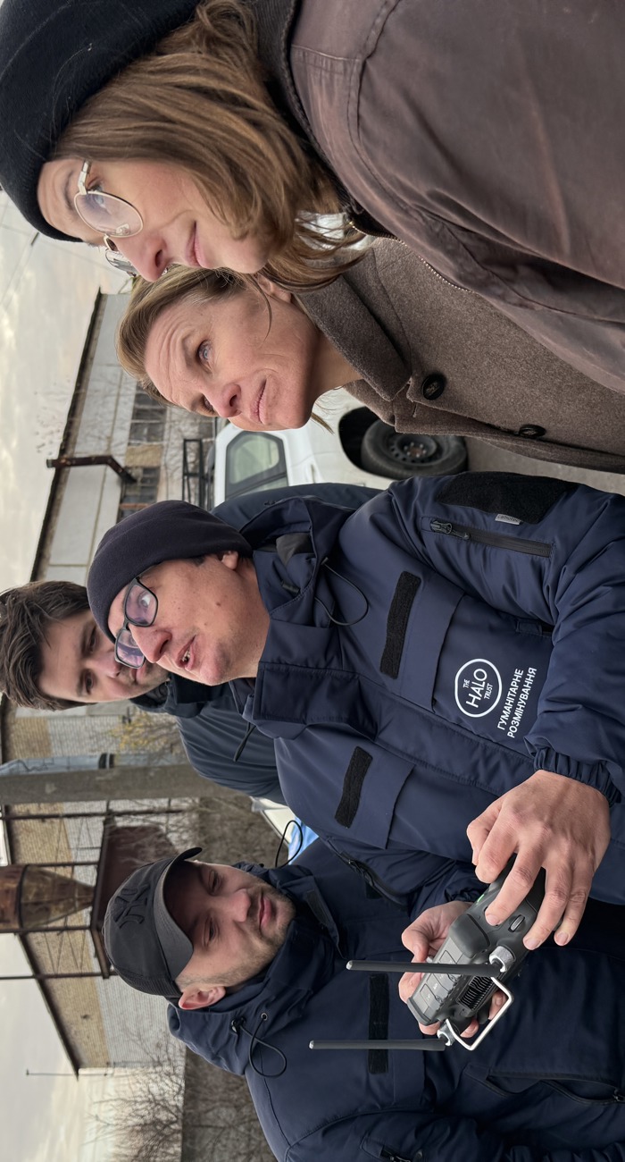 Гості стежать за польотом дрона