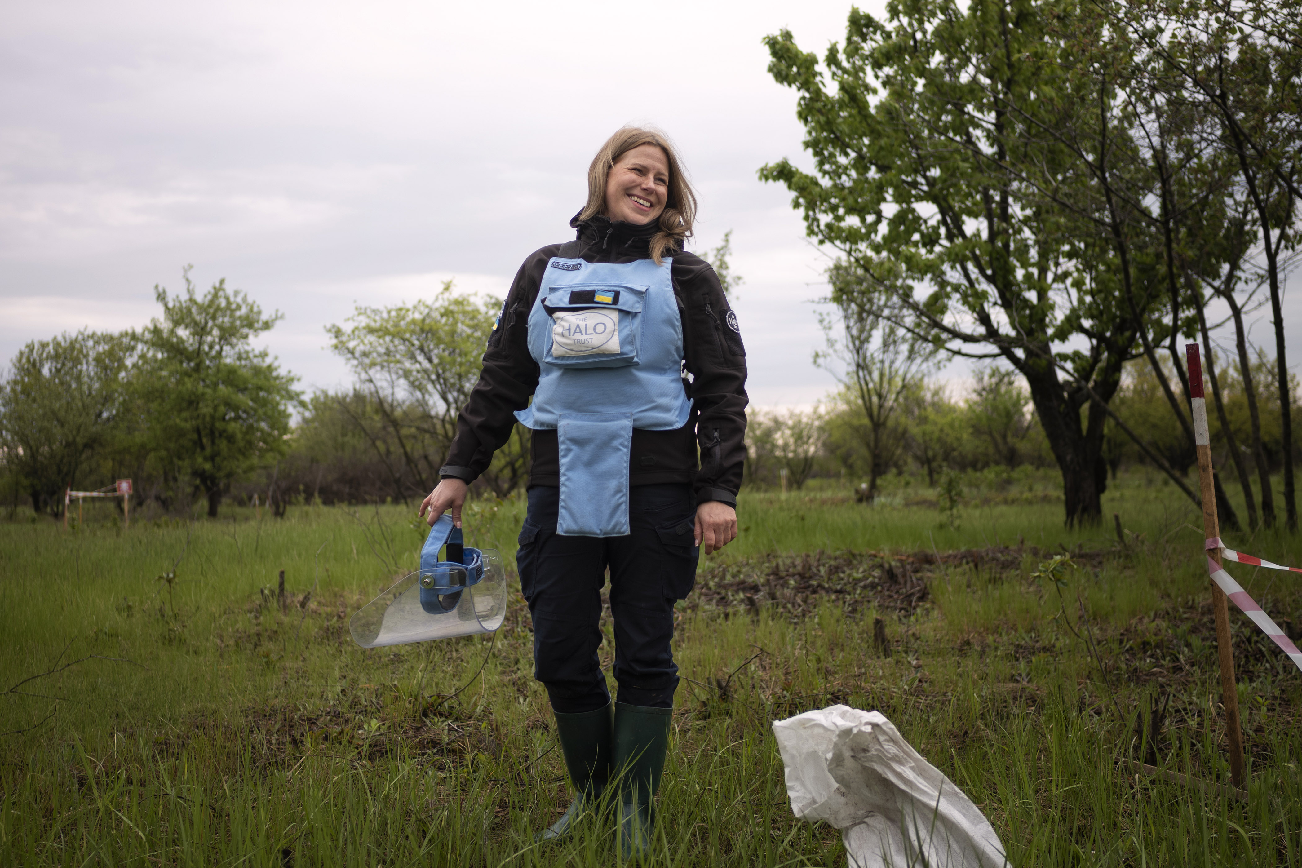 ukrainian-deminer-smiling-the-field-20250506-Kamyanayaruha-065