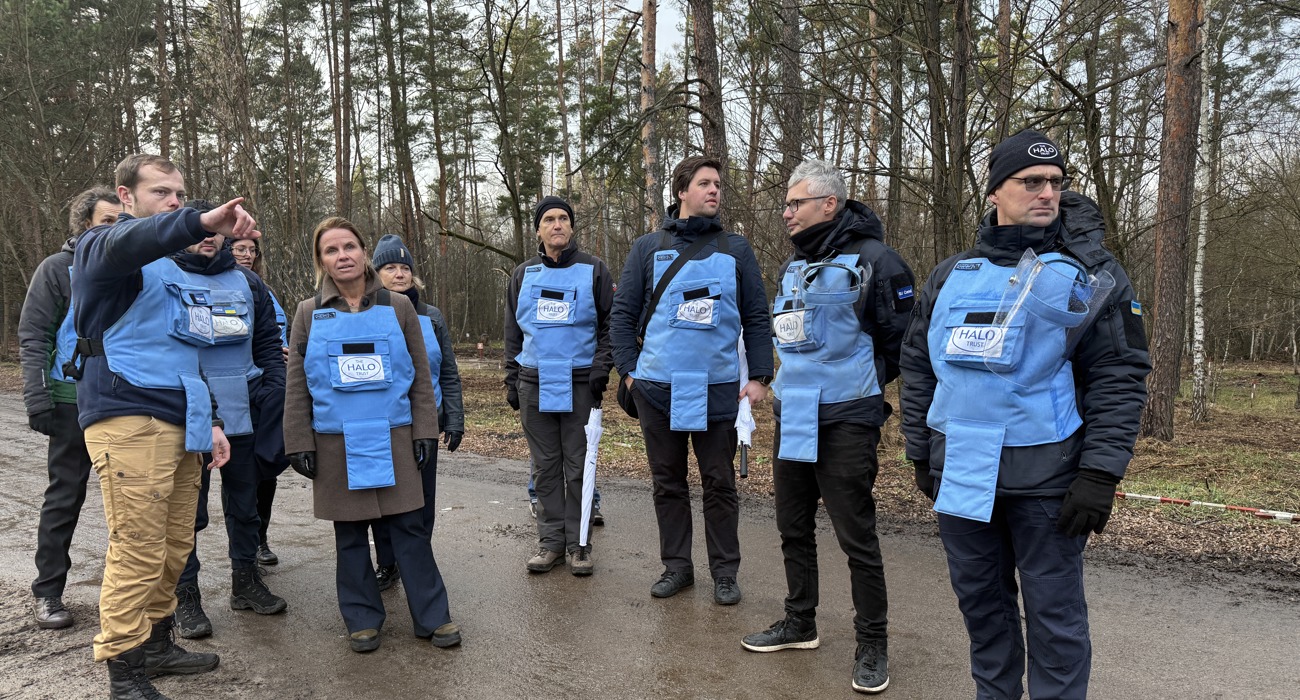 Візитери та представники HALO дивляться на роботу машини механічного розмінування