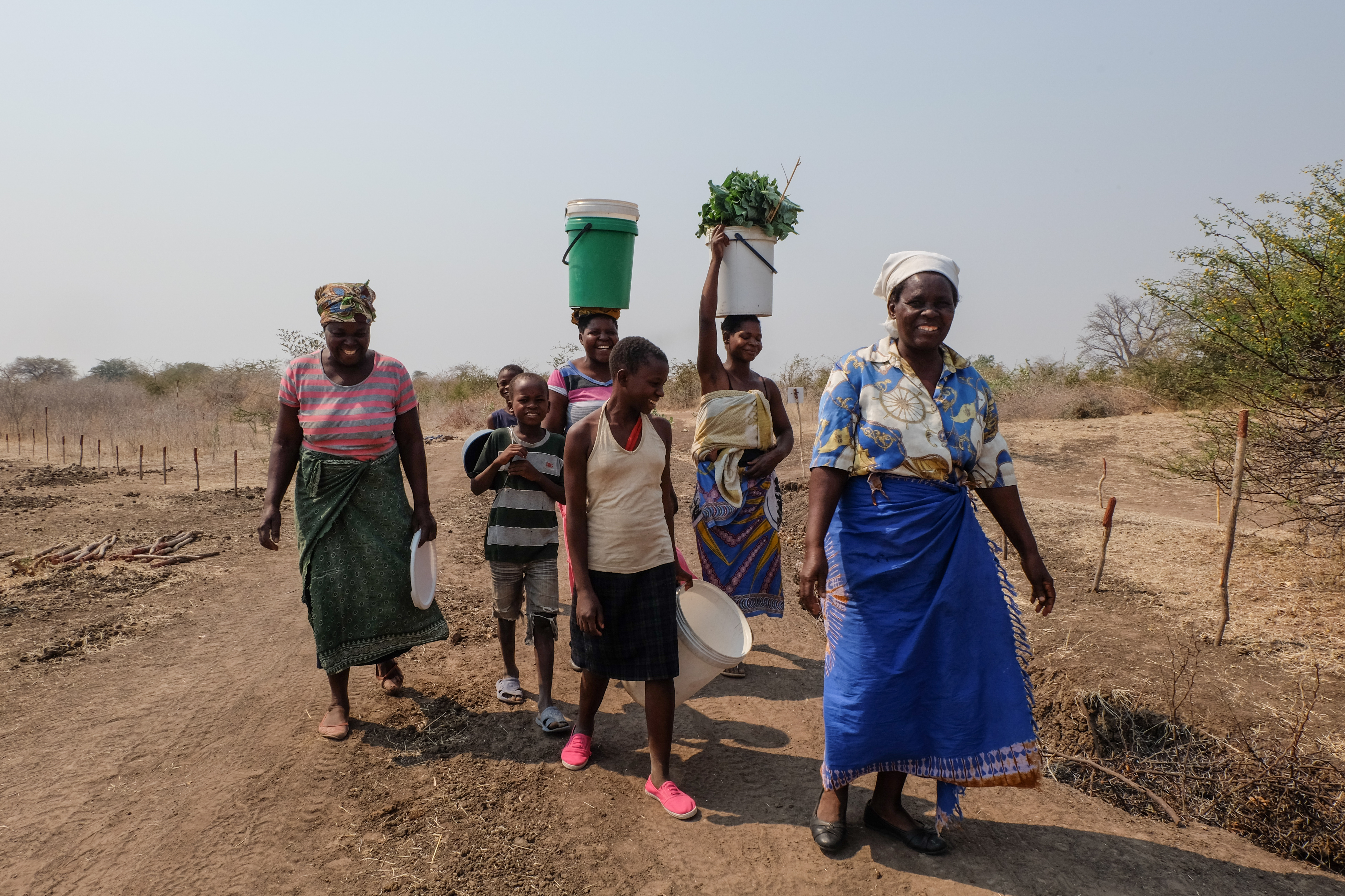 zimbabwe-women-children-cross-land-to-fields-halo-trust