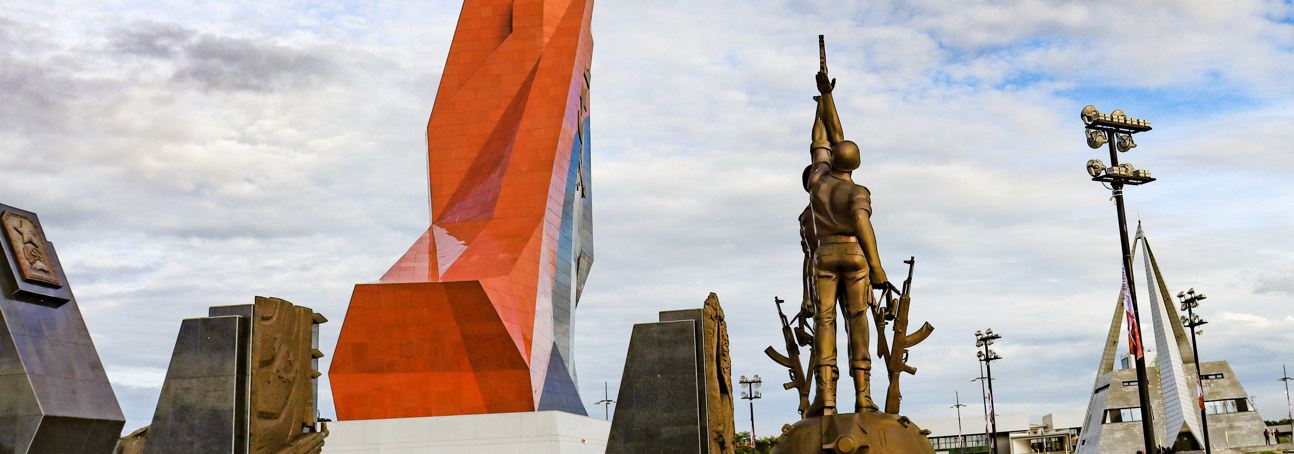 Statues and commemorative objects at the Cuito Cuanavale memorial site