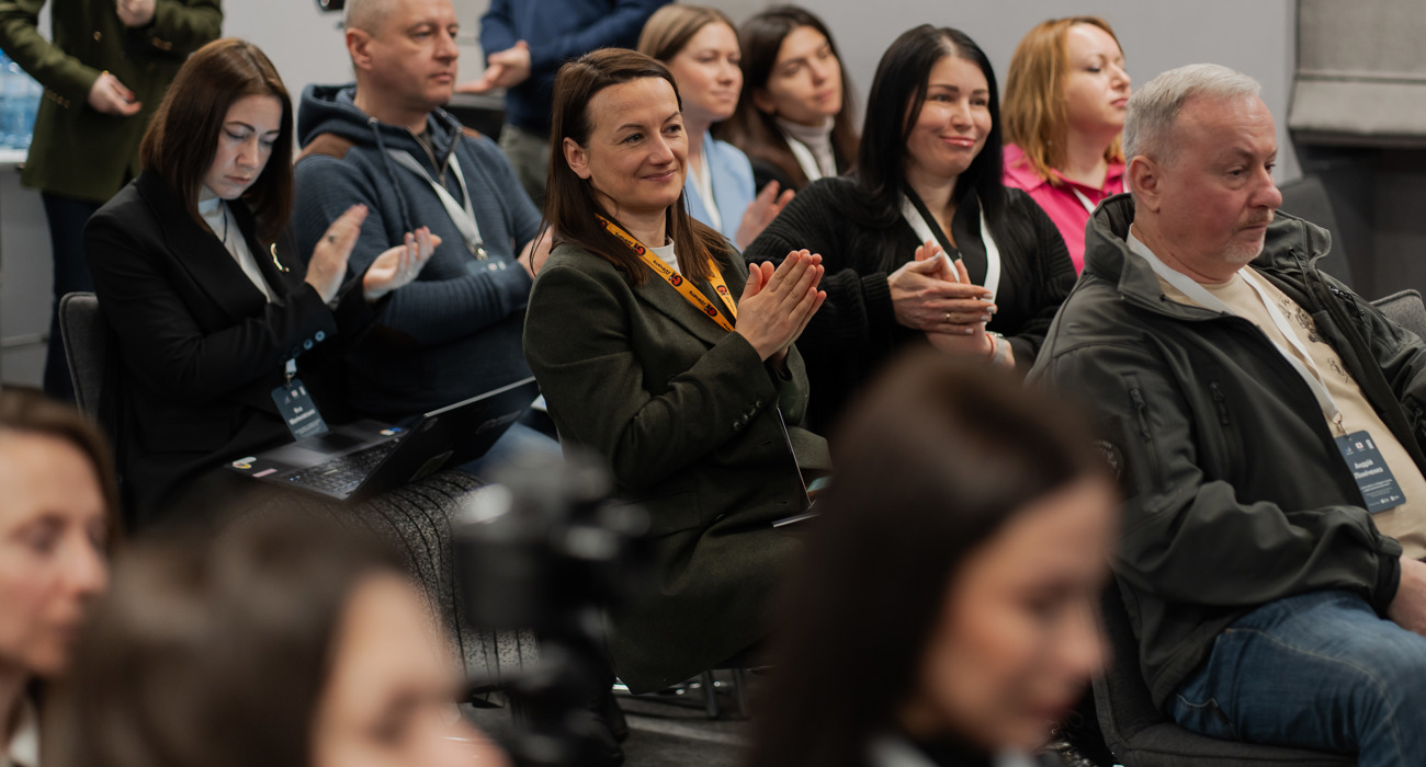 Аудиторія аплодує спікерам