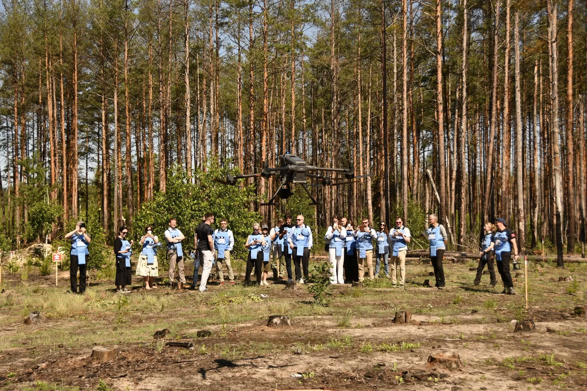 Delehatsiia znaiomytsia z metodamy zastosuvannia droniv ukrainskoiu prohramoiu HALO
