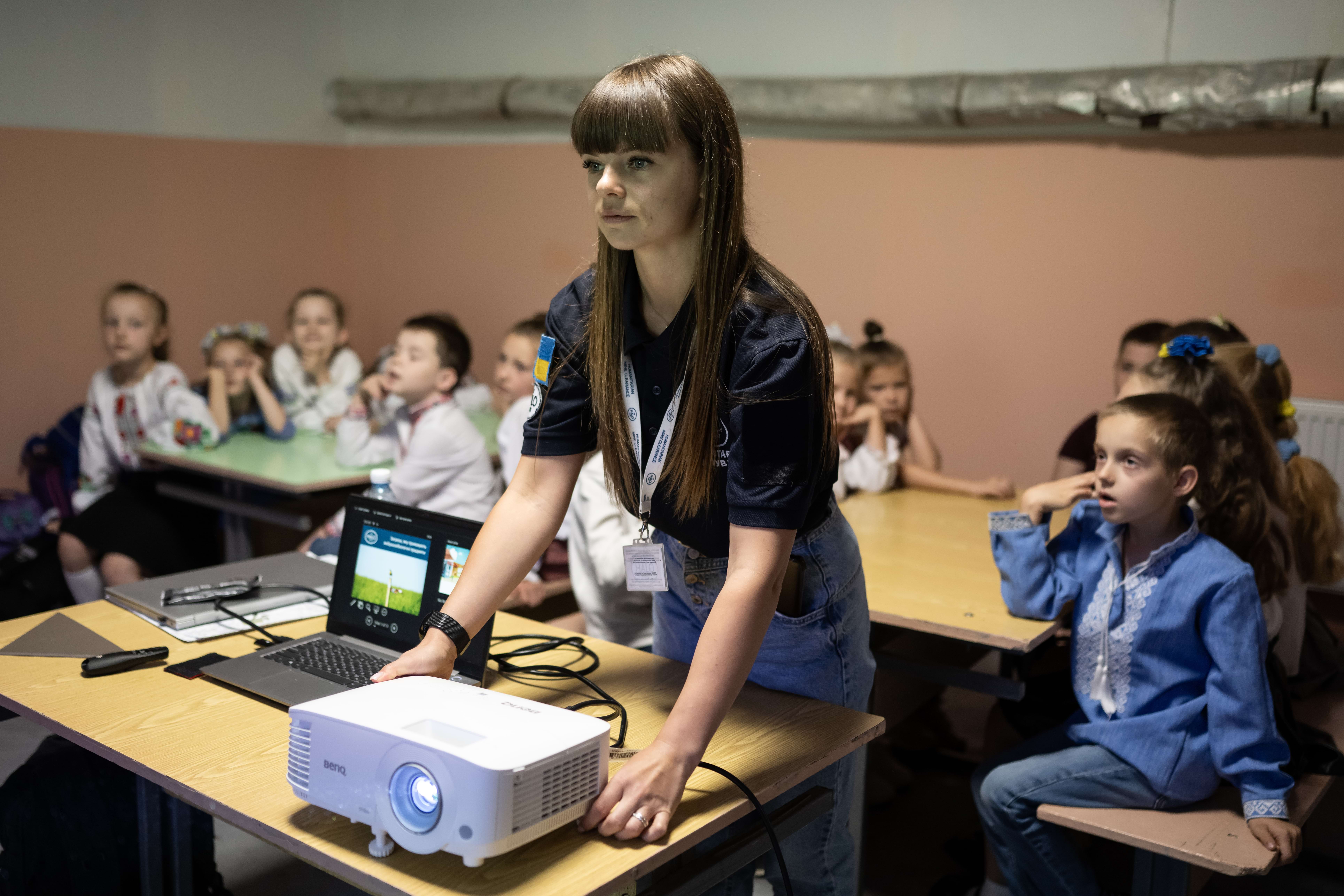 Спеціалістка з мінної просвіти під час навчання дітей 