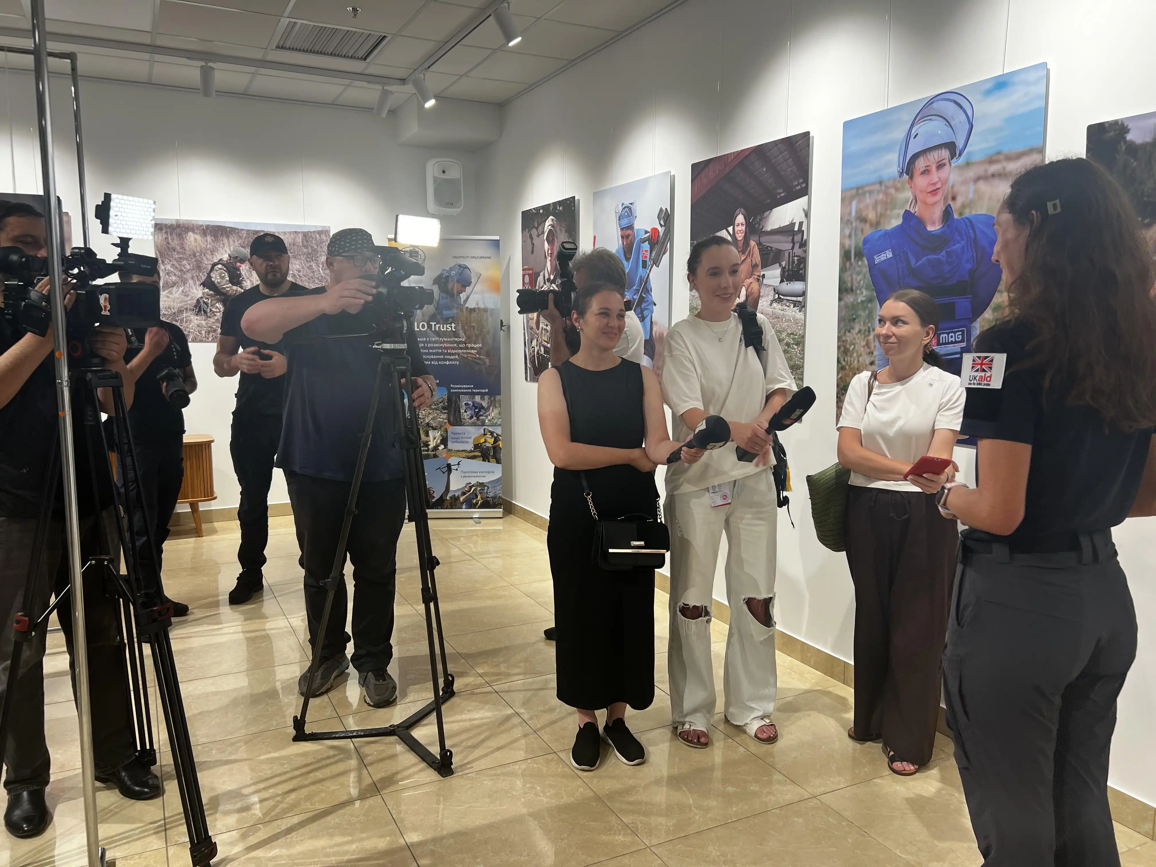 Heroinia vystavky vid HALO daie interviu zhurnalistam