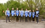 Представники ХАЛО та донори позують для спільного фото під час візиту