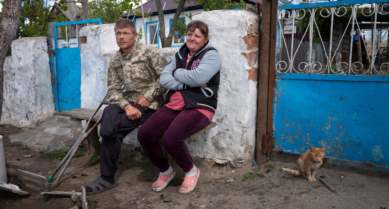 Володимир та Юлія на лаві біля дому