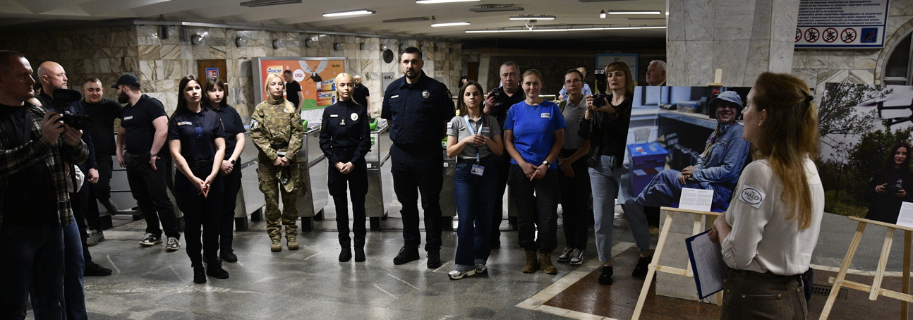  Менеджерка ХАЛО на Харківщині проголошує вступну промову