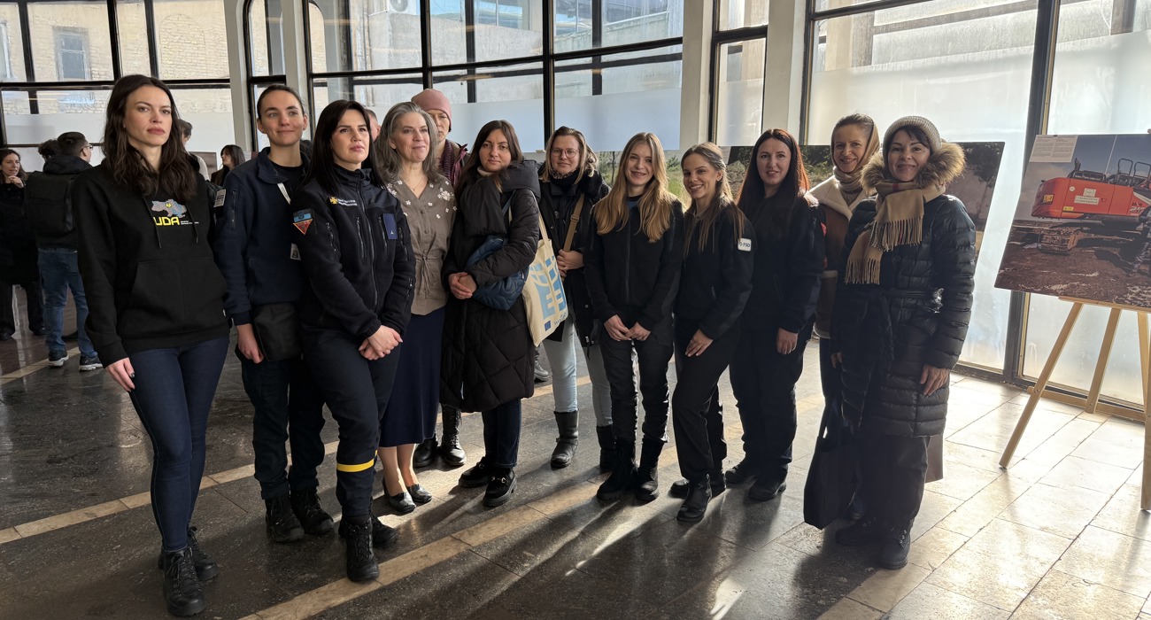 Групове фото учасниць із Заступницею голови дипмісії Канади в Україні Крістіан Руа