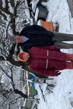 В'ячеслав із мамою на фоні вуликів