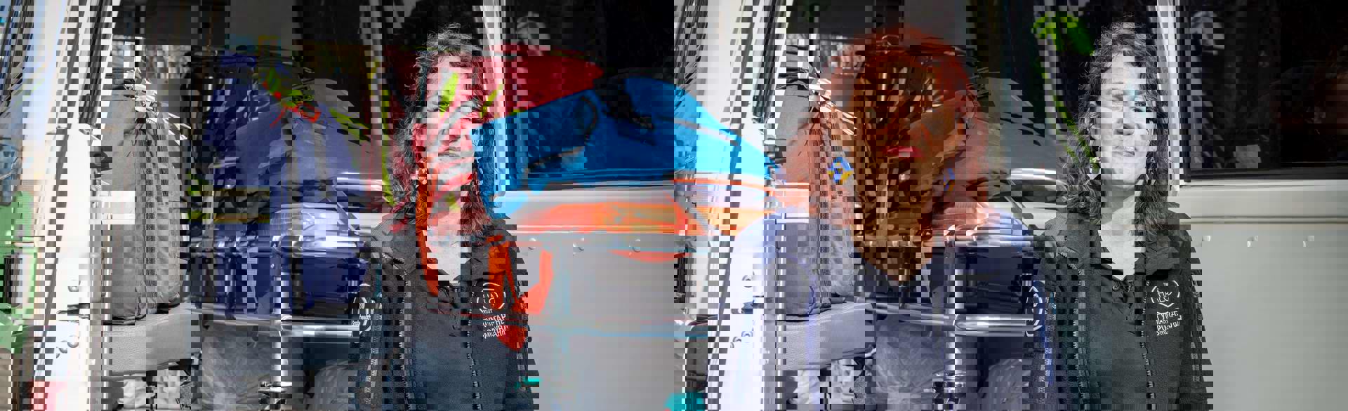 Медик-тренер навпроти карети швидкої допомоги під час тренінгу з парамедицини та першої длмедичної допомоги