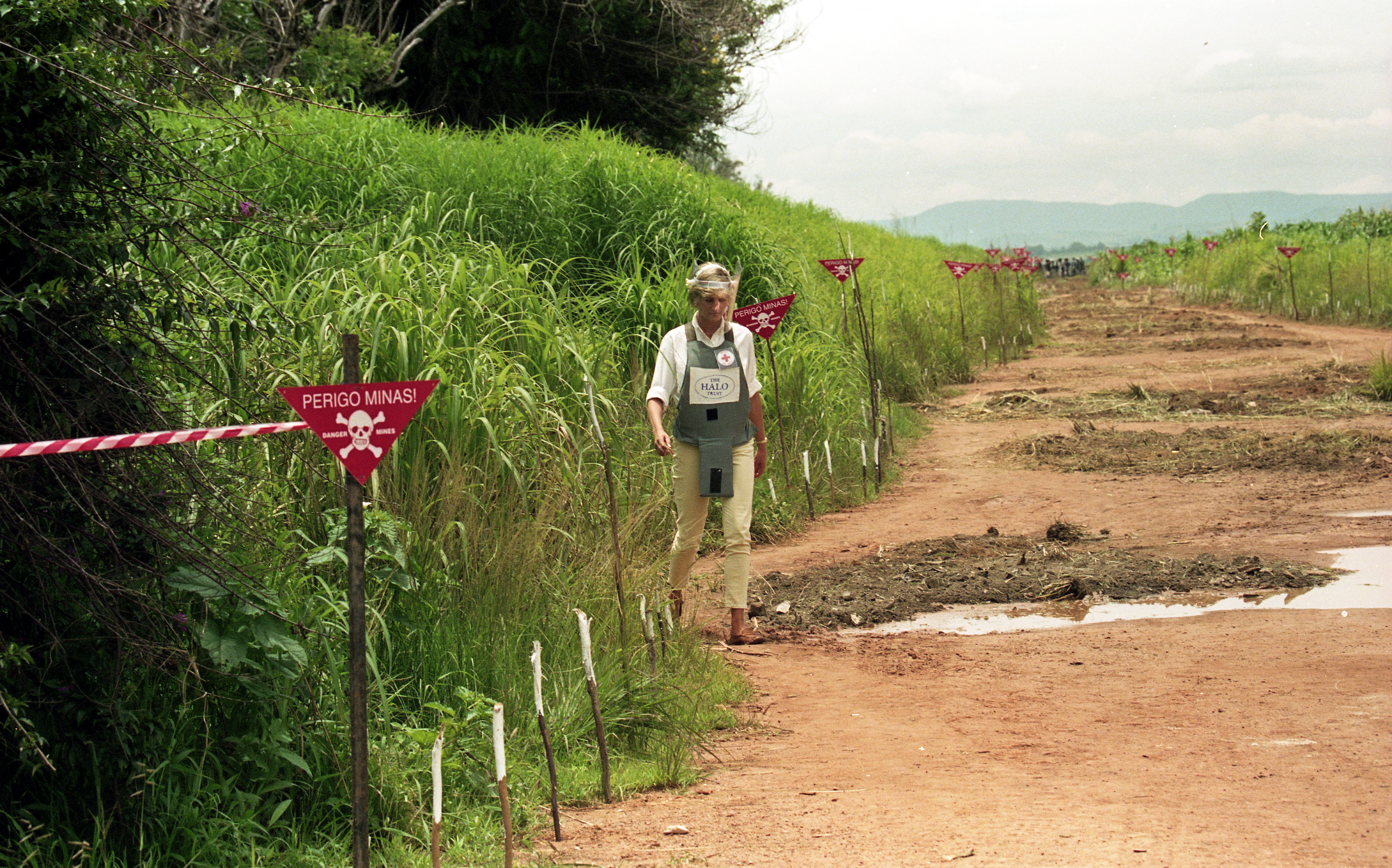 Princess Diana walks through a minefield in Huambo in 1997