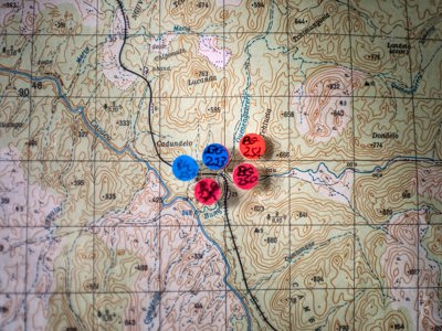 A map of Huambo with red and blue pins marking contaminated areas