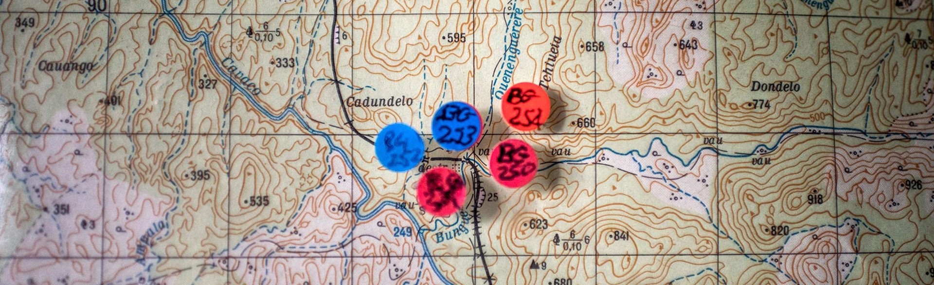 A map of Huambo with red and blue pins marking contaminated areas