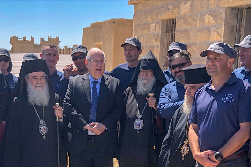 Former Israeli President, Reuven Rivlin, stands with a large group