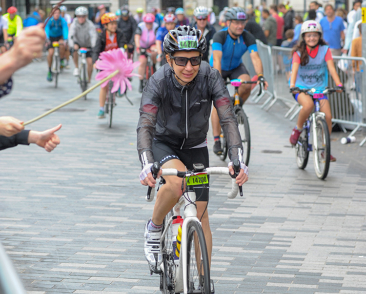 A cyclist cycles through the prudential race in London
